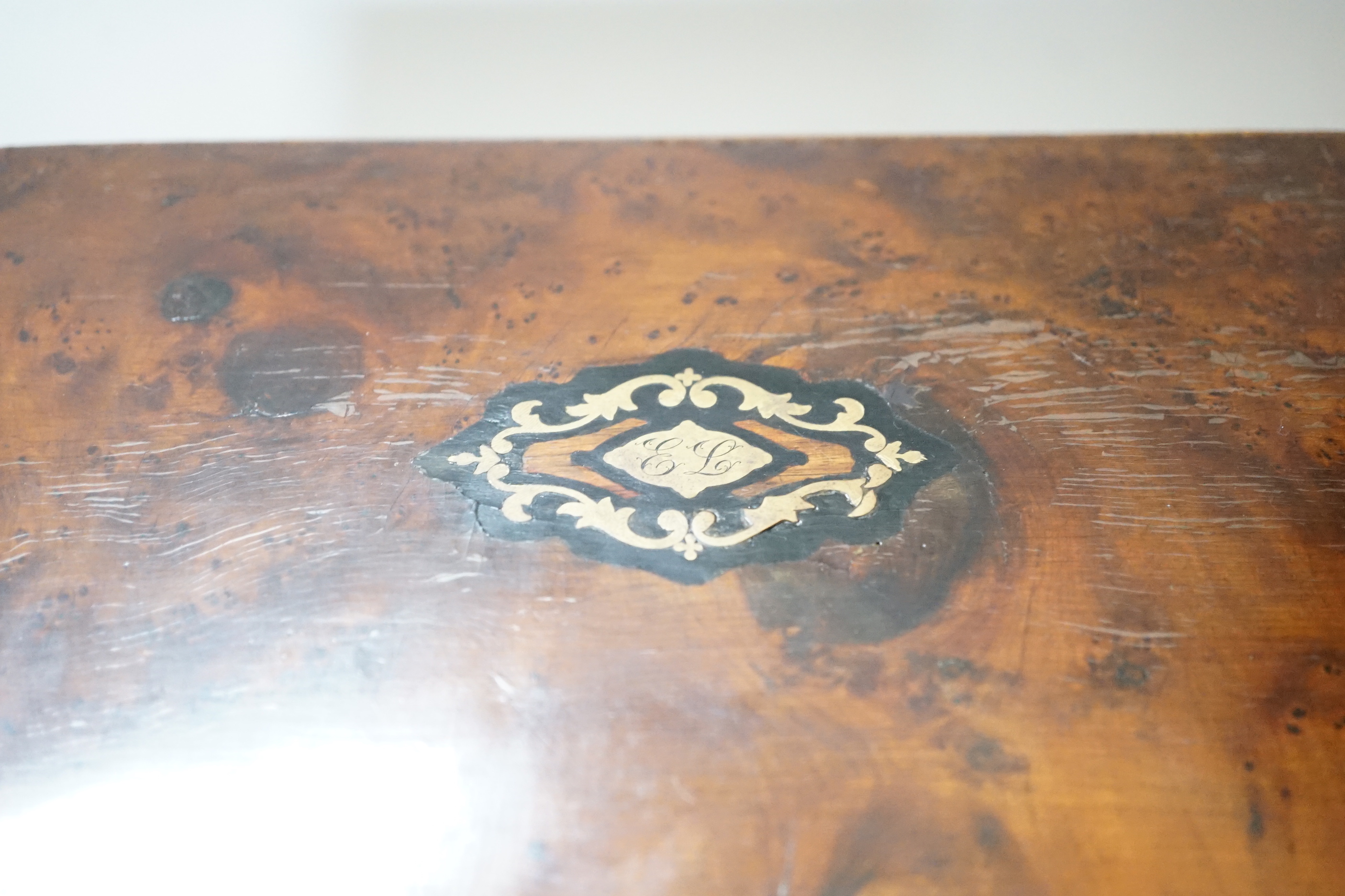 A Late 19th century burr yew and brass inlaid jewellery box, with lift out compartment and key, 28cm wide